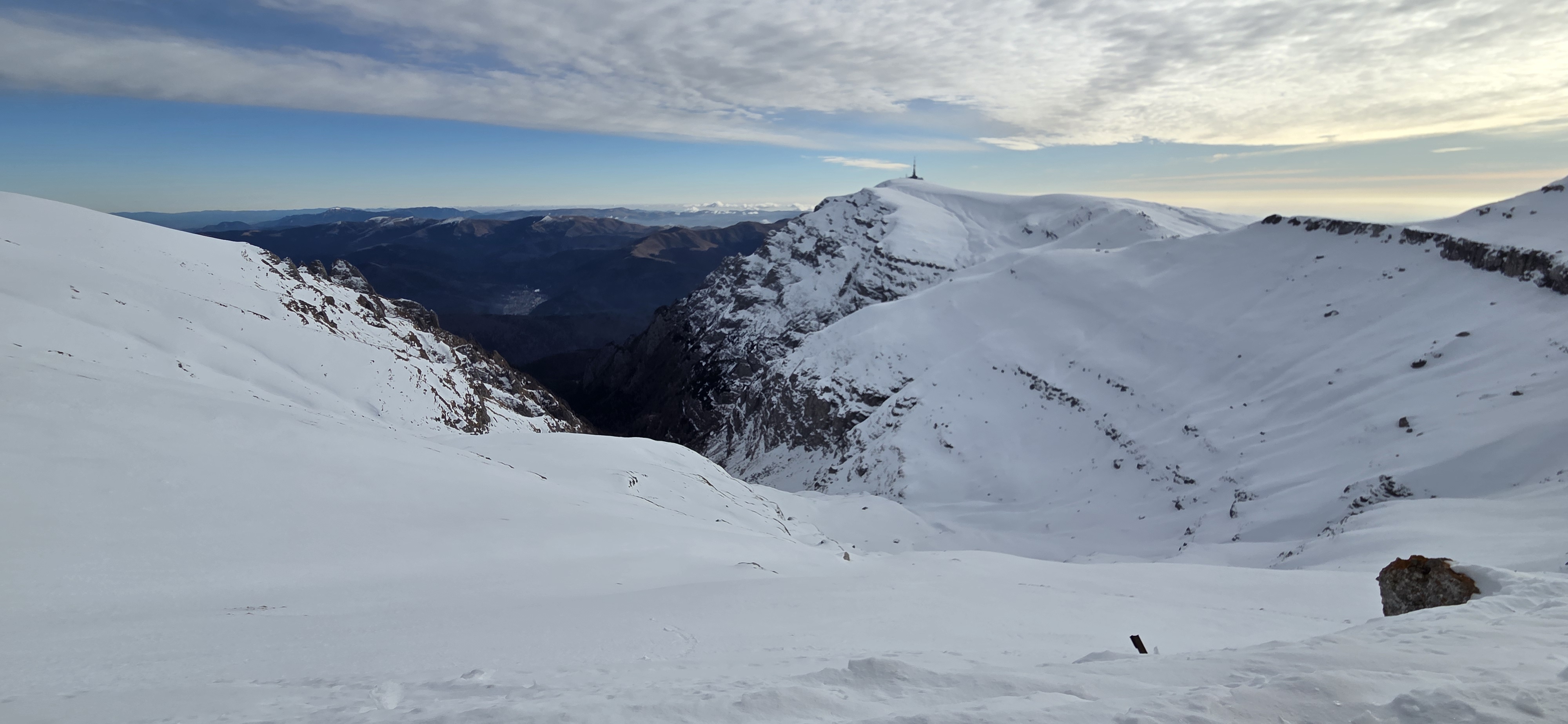 Valea Cerbului, Colții Morarului, Refugiul Costila
